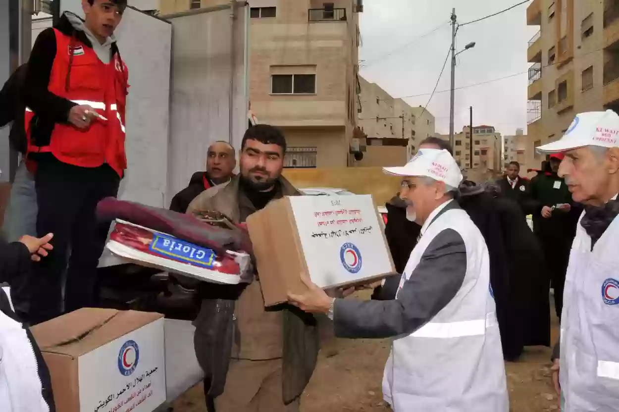 الهلال الأحمر في الكويت توَّزع مواد غذائية