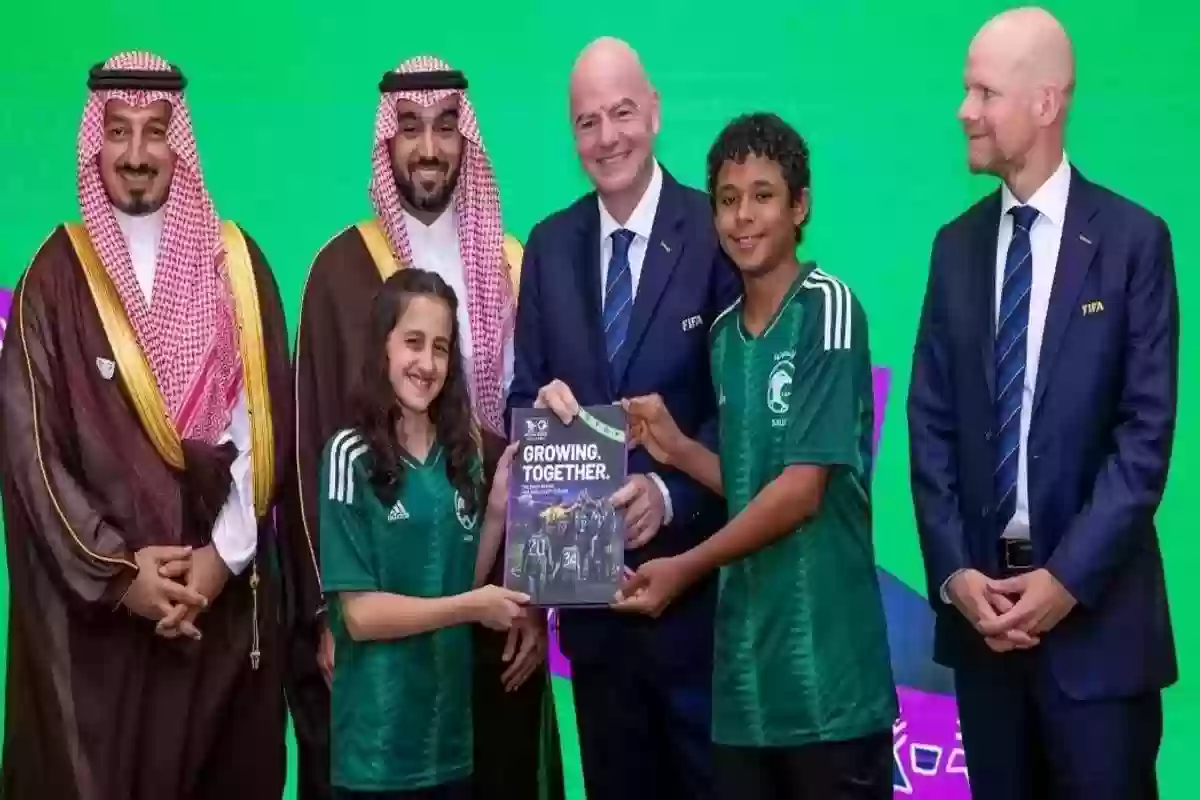 من الطفلين المشاركين مع ولي العهد في تسليم ملف ترشيح السعودية لاستضافة كأس العالم